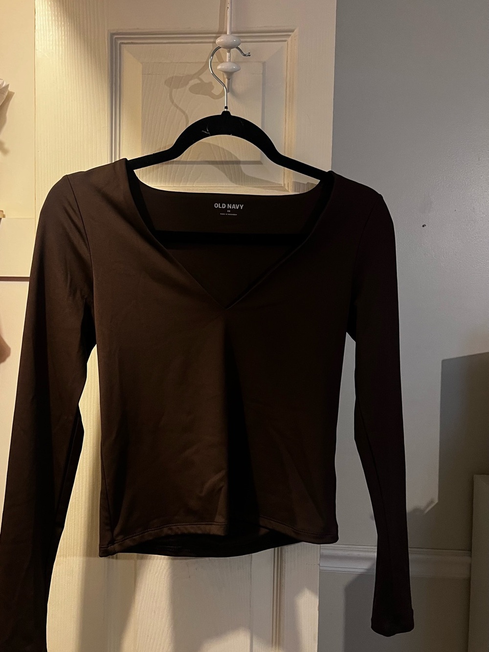 Old Navy Women's Long-Sleeve V-Neck Top in Dark Brown XS